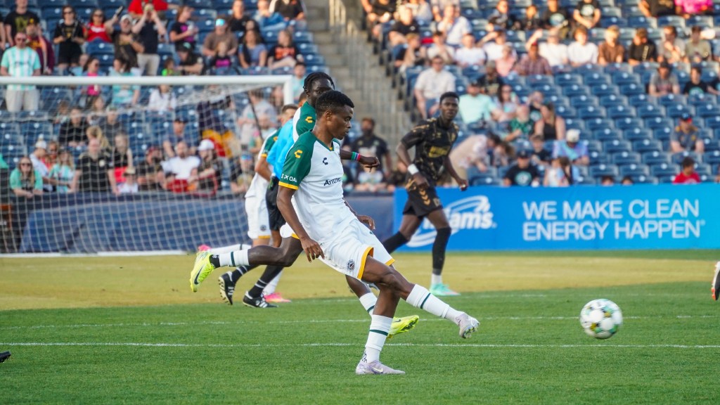 Bobosi Byaruhange playing for Oakland Roots SC.