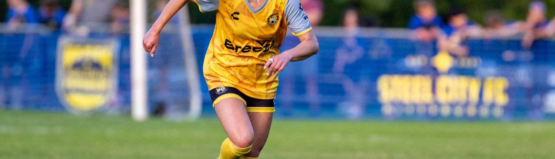 Pittsburgh Riveters defender Abi Hugh looks upfield in the team's 3-1 win over Steel City FC on June 11, 2025 at Founders Field in Indiana Township, Pa. (Photo: Chris Cowger/Riveters SC)
