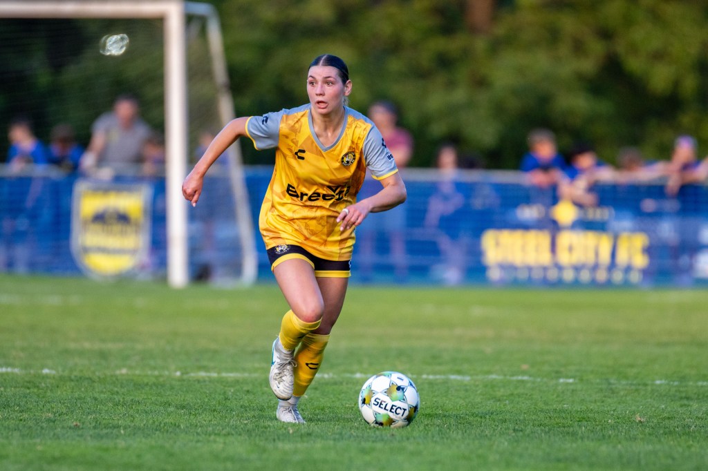 Pittsburgh Riveters defender Abi Hugh looks upfield in the team's 3-1 win over Steel City FC on June 11, 2025 at Founders Field in Indiana Township, Pa. (Photo: Chris Cowger/Riveters SC)