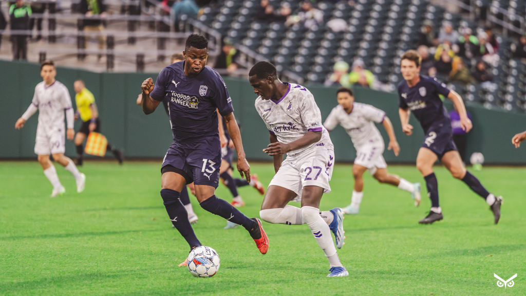 Ryen Jiba dribbling against Hailstorm FC